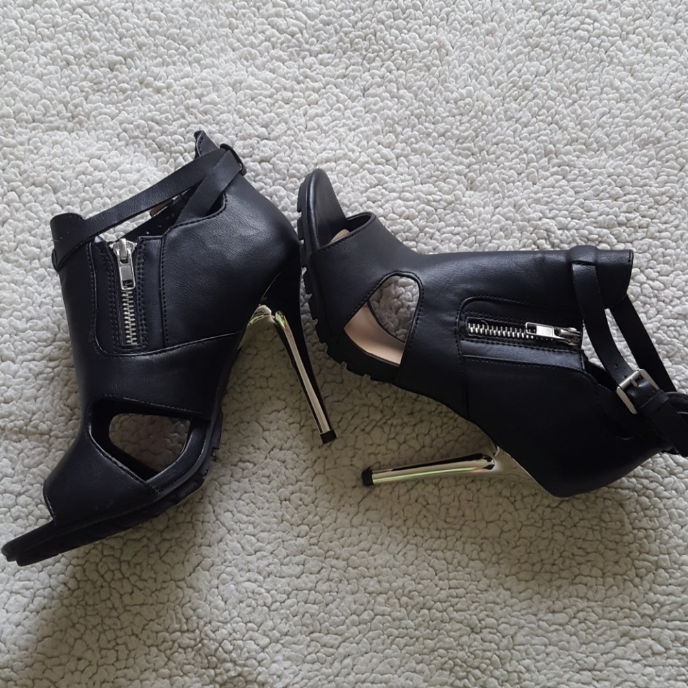 Great condition faux leather with silver stilleto
